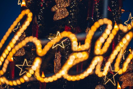 Téléchargez les photos : Luxembourg, 01 Décembre 2023 : Lumières décoratives aux marchés de Noël Winterlights dans la ville - en image libre de droit
