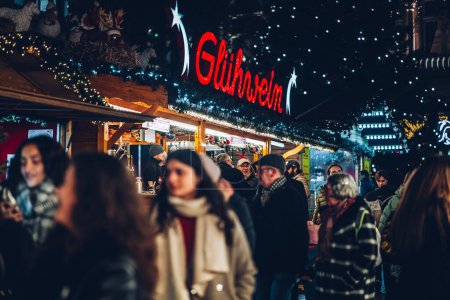 Foto de Ciudad de Luxemburgo, 01 de diciembre de 2023: Invernaderos Mercados navideños en la ciudad - Imagen libre de derechos