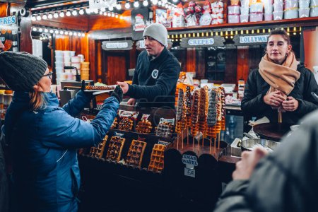 Téléchargez les photos : Luxembourg, 01 Décembre 2023 : Les vendeurs de nourriture aux marchés de Noël Winterlights dans la ville - en image libre de droit