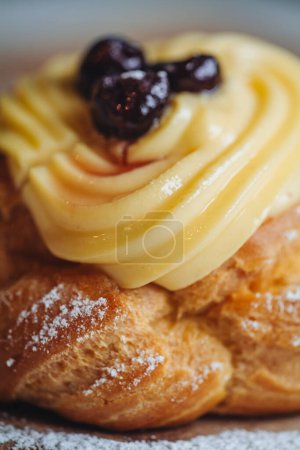Téléchargez les photos : Zeppola, une pâtisserie italienne traditionnelle pour célébrer la fête des pères - en image libre de droit