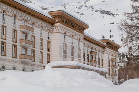 Téléchargez les photos : Maloja, Suisse - Mars 2024 : L'architecture de l'élégant Maloja Palace Hotel entouré de montagnes enneigées - en image libre de droit