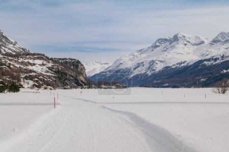 Saint Moritz, Suisse - Mars 2024 : Montagnes à couper le souffle couvertes de neige autour du lac de Sils et du village de Maloja