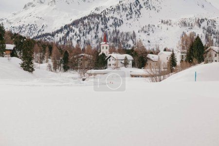 Saint Moritz, Suiza - marzo de 2024: Impresionantes montañas cubiertas de nieve alrededor del lago Sils y el pueblo de Maloja