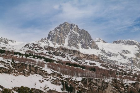 Saint Moritz, Suiza - marzo de 2024: Impresionantes montañas cubiertas de nieve alrededor del lago Sils y el pueblo de Maloja