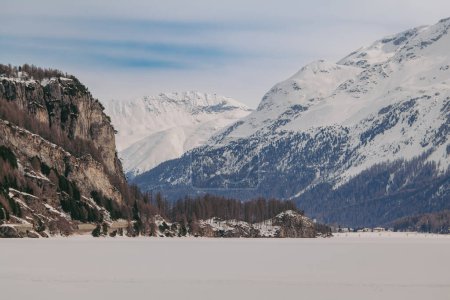 St. Moritz, Schweiz - März 2024: Atemberaubende schneebedeckte Berge rund um den Silser See und das Dorf Maloja