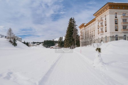Téléchargez les photos : Maloja, Suisse - Mars 2024 : L'architecture de l'élégant Maloja Palace Hotel entouré de montagnes enneigées - en image libre de droit