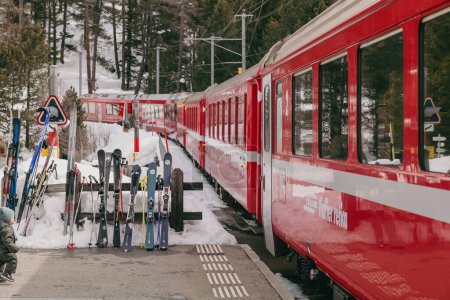 Téléchargez les photos : Morteratsch, Suisse - Mars 2024 : célèbre train rouge Bernina traversant les Alpes - en image libre de droit