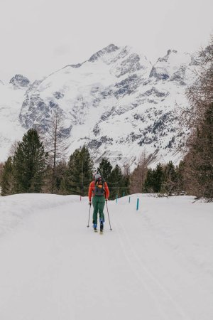 Téléchargez les photos : Saint Moritz, Suisse - Mars 2024 : Montagnes à couper le souffle couvertes de neige autour du lac de Sils et du village de Maloja - en image libre de droit