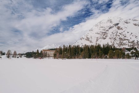 Téléchargez les photos : Saint Moritz, Suisse - Mars 2024 : Montagnes à couper le souffle couvertes de neige autour du lac de Sils et du village de Maloja - en image libre de droit