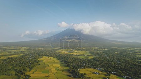 Vista aérea de la erupción del volcán Mayon en el valle verde. Los campos rurales en las tierras de cultivo a nadie paisaje de la naturaleza. Pradera verde y pastos en Legazpi ciudad hito, Filipinas. Disparo de dron cinematográfico