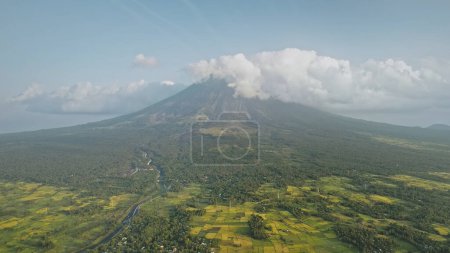 Volcán en erupción en el verde valle tropical aérea. Mayon monte a nadie paisaje de la naturaleza. Verde prado y césped con plantas tropicales, hierbas, árboles. Película niebla neblina drone disparo