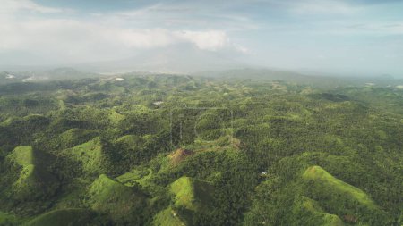 Aerial Philippines green jungle hills at Legazpi town, Asia. Bosque verde tropical con árboles altos, plantas, hierba y musgo en las gamas. Atardecer día de verano con nubes grises cúmulos en tiro dramático