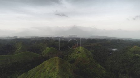Filipinas verde colina aérea: neblina sobre las cimas del volcán Mayon. Bosque tropical de hoja en la ciudad de Legazpi, provincia de Albay. Epic Asia paisaje natural en verano día nublado. Luz cinematográfica de tiro suave