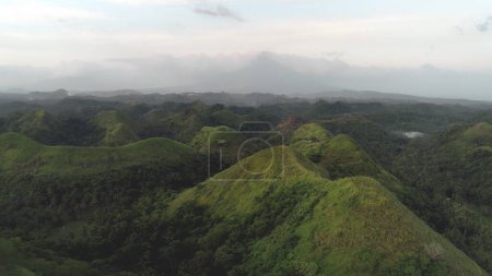 Cordilleras aéreas verdes en el volcán Mayon, Legazpi, Filipinas. Majestuosas colinas filipinas en la niebla con árboles altos y hierba. Nadie Asia paisaje de naturaleza tropical en Parque Nacional Quintinday
