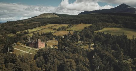 Schottland Berge, altes Schloss Luftaufnahme: gestaltete Landschaften von Gärten und Parks in der Nähe von Gebäuden. Schöne Wälder, Hügel, Täler am Horizont an Sommertagen. Dramatische Szenerie
