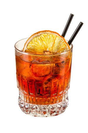 Foto de Spritz aperitivo aperol cóctel con rodajas de naranja y cubitos de hielo aislados en blanco - Imagen libre de derechos