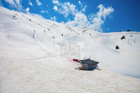 Pista de esquí en la montaña Beldersay en la región de Chimgan de la cordillera Tian Shan cerca de la ciudad de Taskent en Uzbekistán