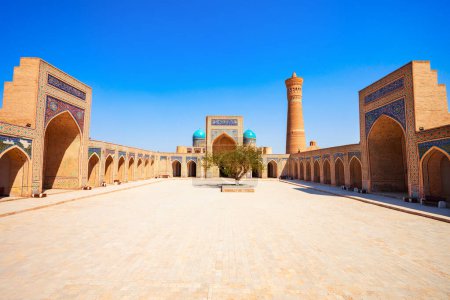 La mosquée Kalyan Minaret et Kalyan fait partie du complexe religieux islamique Poi Kalon à Boukhara, en Ouzbékistan.