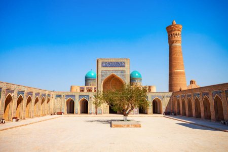 La mosquée Kalyan Minaret et Kalyan fait partie du complexe religieux islamique Poi Kalon à Boukhara, en Ouzbékistan.