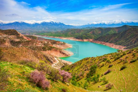 El lago Hisorak es un embalse de agua cerca de la ciudad de Shahrisabz en Uzbekistán.