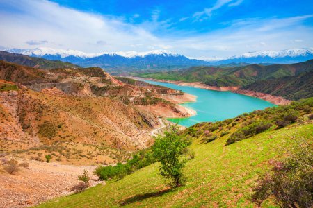 El lago Hisorak es un embalse de agua cerca de la ciudad de Shahrisabz en Uzbekistán.
