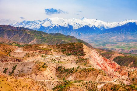 Montañas Pamir, vista desde el embalse de agua Hisorak cerca de la ciudad de Shahrisabz en Uzbekistán