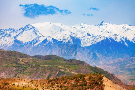 Montañas Pamir, vista desde el embalse de agua Hisorak cerca de la ciudad de Shahrisabz en Uzbekistán