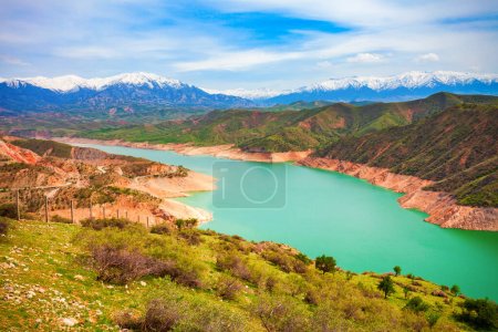 Lac Hisorak est un réservoir d'eau près de la ville de Shahrisabz en Ouzbékistan