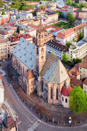 Cathédrale de Bolzano ou Duomo di Bolzano vue panoramique aérienne, situé dans la ville de Bolzano dans le Tyrol du Sud, Italie
