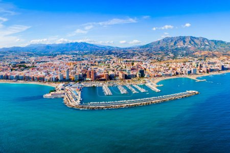 Stadtstrand von Fuengirola und Yachthafen aus der Luft. Fuengirola ist eine Stadt an der Costa del Sol in der Provinz Malaga in Andalusien, Spanien.