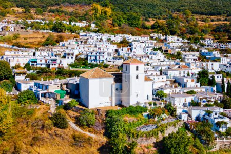Unsere Liebe Frau vom Rosenkranz Kirche Luftaufnahme in Bubion. Bubion ist ein Dorf in der Region Alpujarras in der Provinz Granada in Andalusien, Spanien.