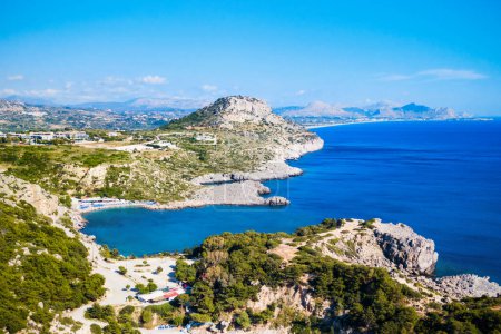 Playa de Ladiko y Anthony Quinn Bay vista panorámica aérea en la isla de Rodas en Grecia

