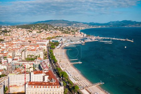 Plage de Cannes vue panoramique aérienne. Cannes est une ville située sur la Côte d'Azur en France.