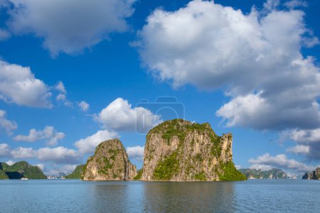 Foto de Beautiful island landscape of Halong Bay the UNESCO world heritage site in Vietnam. The bay features thousands of limestone karsts in various shapes and sizes. - Imagen libre de derechos