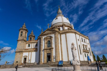 Foto de Braga, Portugal: Santuario de Nuestra Señora de Sameiro es un santuario mariano ubicado en Braga, Portugal. - Imagen libre de derechos