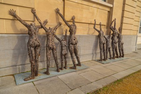 Téléchargez les photos : Bruxelles, Belgique : Sculpture de l'artiste congolais Freddy Tsimba devant le Musée royal de l'Afrique centrale - en image libre de droit