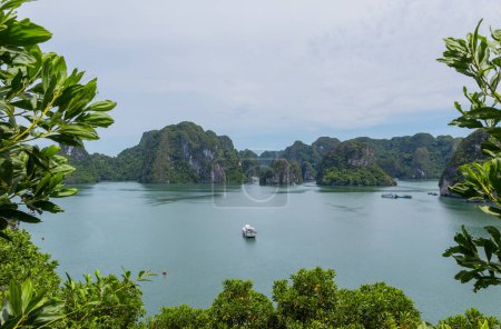Foto de Halong Bay, Vietnam: Hermoso paisaje insular de Halong Bay, patrimonio mundial de la UNESCO en Vietnam. La bahía cuenta con miles de kársticos de piedra caliza en varias formas y tamaños. - Imagen libre de derechos
