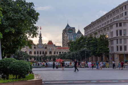 Téléchargez les photos : Ho Chi Minh Ville, Vietnam : Touristes devant le bâtiment du Comité des statues et des peuples de Ho Chi Minh. Ho Chi Minh Ville, Vietnam. - en image libre de droit