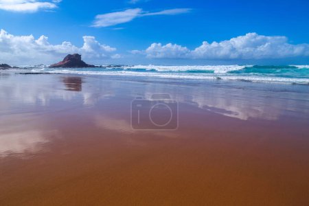 Foto de Hermosa playa vacía en la costa oeste del Algarve, Portugal - Imagen libre de derechos