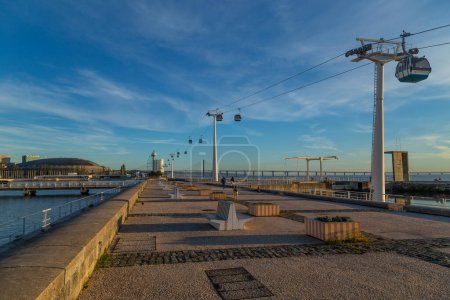 Téléchargez les photos : Lisbonne, Portugal : Tour Vasco da Gama, hôtel Myriad et pont Vasco da Gama dans le parc des Nations. - en image libre de droit