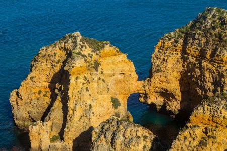 Foto de Ponta da Piedade acantilados cerca de Lagos, Portugal. Hermoso paisaje marino con formaciones rocosas naturales en el Algarve, Portugal - Imagen libre de derechos