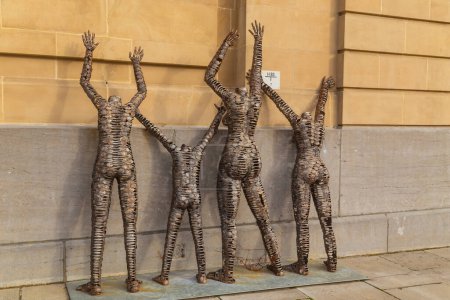 Téléchargez les photos : Bruxelles, Belgique : Sculpture de l'artiste congolais Freddy Tsimba devant le Musée royal de l'Afrique centrale - en image libre de droit