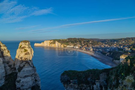 Téléchargez les photos : Vue sur la plage d'Etretat en Normandie, ville balnéaire populaire connue pour ses falaises de craie - en image libre de droit
