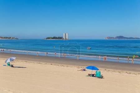 Foto de Vigo, Spain: People in Samil beach in a summer day, Vigo. Spain - Imagen libre de derechos