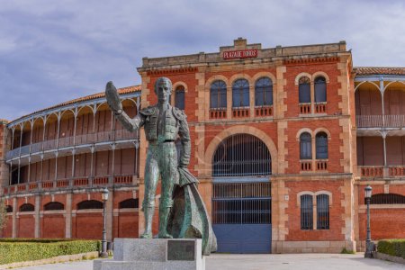 Foto de Salamanca, España: Estatua frente a la plaza de Toros, Salamanca, Castilla y Len, España - Imagen libre de derechos