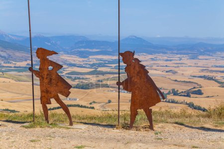 Foto de Alto del Perdon, Navarra, España: Monumento a los peregrinos de hierro forjado erigido por los Amigos del Camino de Navarra en 1996 en el Monte del Perdón - Imagen libre de derechos