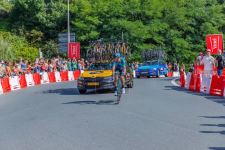Foto de Bayona, Francia: Yevgeniy Fedorov llega a Bayona en la 3 etapa de "Le Tour de France" en Bayona, País Vasco. Francia. - Imagen libre de derechos