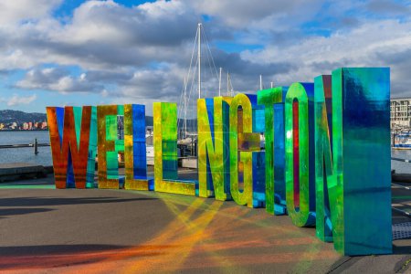 Téléchargez les photos : Wellington, Nouvelle-Zélande ; Wellington signe avec des lettres dans le port de Wellington. Nouvelle Zélande - en image libre de droit
