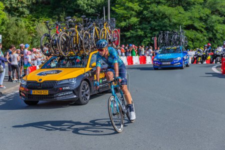 Foto de Bayona, Francia: Yevgeniy Fedorov llega a Bayona en la 3 etapa de "Le Tour de France" en Bayona, País Vasco. Francia. - Imagen libre de derechos
