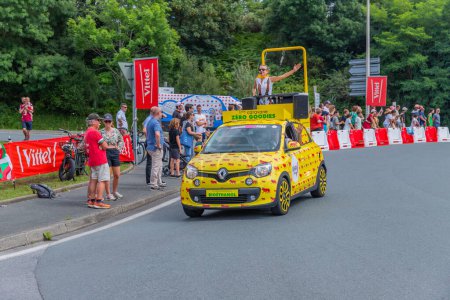 Foto de Bayona, Francia: Caravana del Tour de Francia en la 3 etapa de "Le Tour de France" en Bayona, País Vasco. Francia. - Imagen libre de derechos